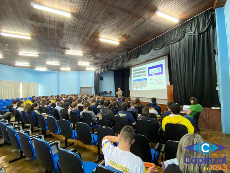 Escolas municipais de Capinzal recebem palestras sobre Inteligência Artificial