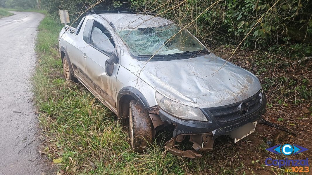 VÍDEO: Idoso capota picape no interior de Campos Novos