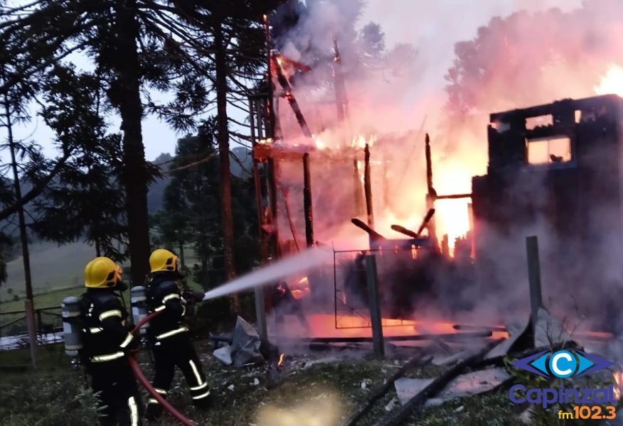 Casa é destruída por incêndio no interior de Curitibanos
