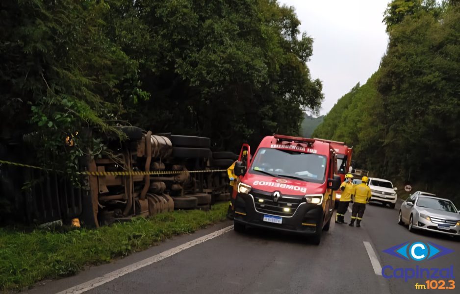 Carreta sai da pista e tomba na BR-282 em Catanduvas