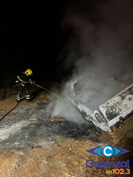 Veículo fica destruído após incêndio e colisão contra poste em Curitibanos