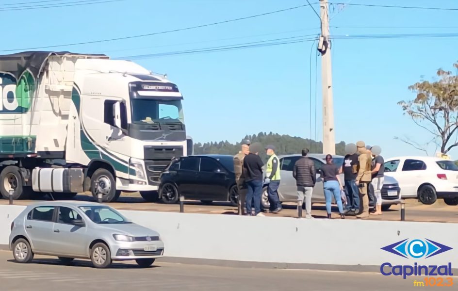 VÍDEO: Engavetamento envolvendo carreta e dois carros deixa danos materiais na Cidade Alta, em Capinzal