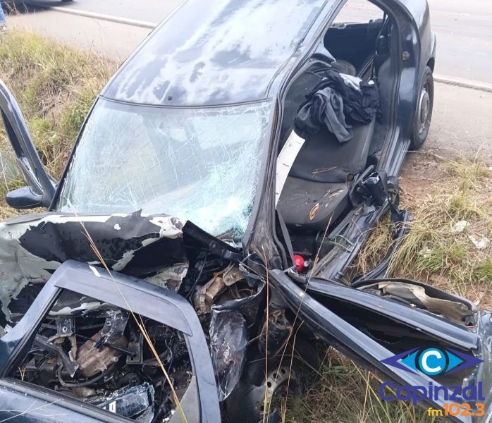Jovem fica preso às ferragens após colisão entre carro e caminhonete na SC-120