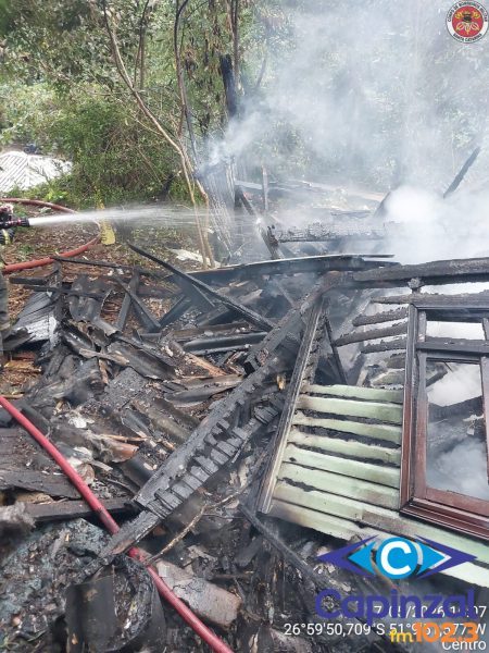 Casa abandonada é destruída por incêndio no Centro de Videira