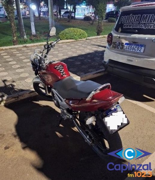 Motociclista é detido após atingir policial durante barreira em Campos Novos