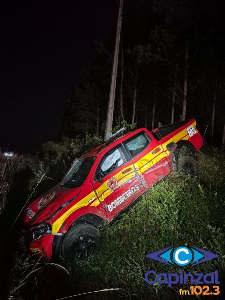 Colisão entre camionete, carreta e viatura dos Bombeiros deixa uma pessoa ferida na SC-452