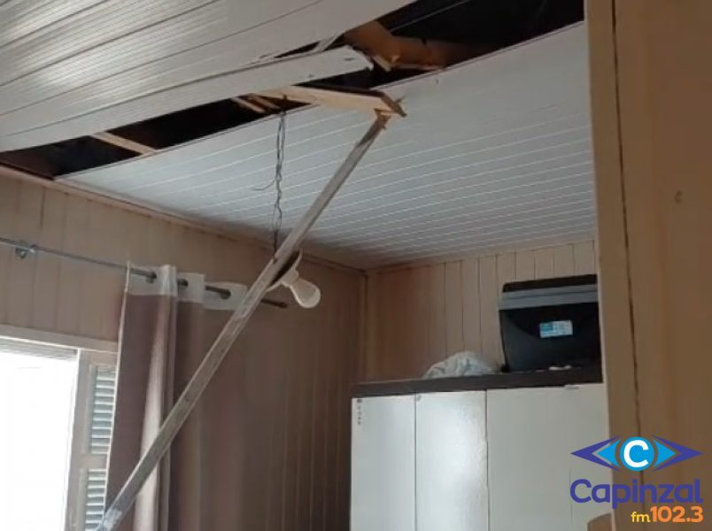 VÍDEO: Fragmento de rocha lançado durante detonação atinge residência e assusta moradores em Ouro