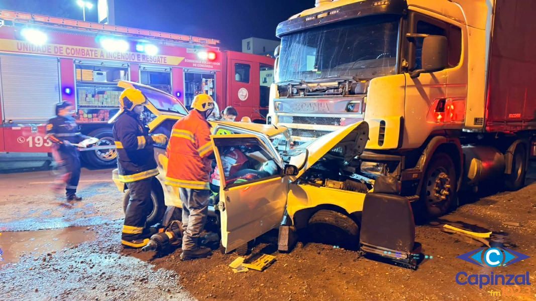Colisão entre carro e carreta deixa motorista preso às ferragens na BR-153 em Concórdia
