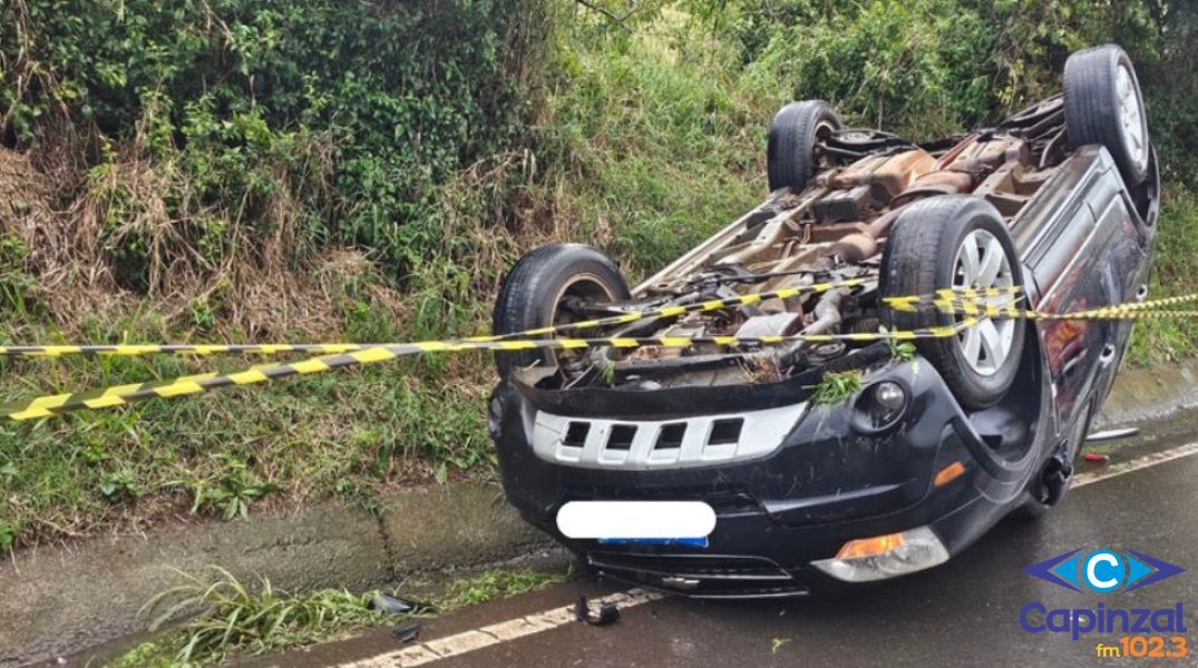 Veículo capota na SC-150 em Lacerdópolis, mas motorista não é localizado