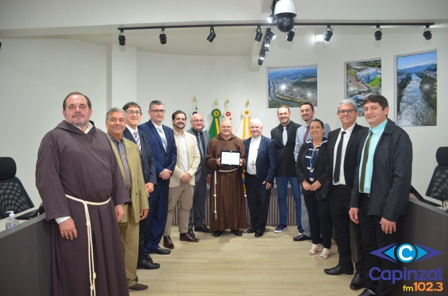 Frei Justino Félix Stolf recebe título de Cidadão Honorário de Capinzal em sessão solene da Câmara