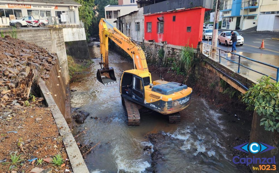 Realizada mais uma etapa de limpeza do Rio Capinzal