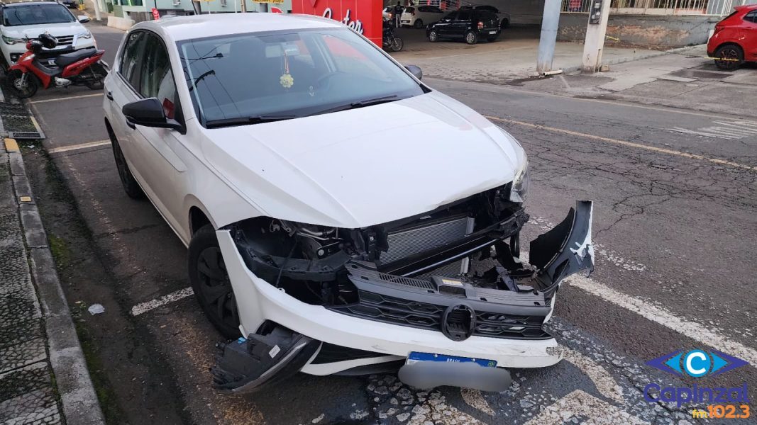 Colisão entre carro e caminhonete provoca danos materiais no centro de Capinzal