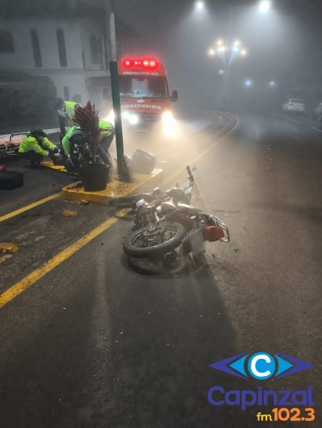 Motociclista fica ferido após colisão contra poste