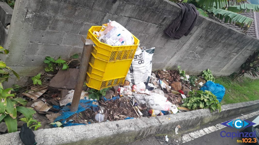 Acúmulo de lixo mobiliza Prefeitura em área próxima à Escola Mater Dolorum nesta terça-feira
