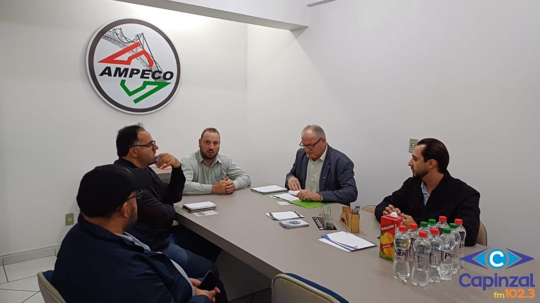 Presidente da FAMPESC visita AMPECO e reforça convite para evento sobre reforma tributária em agosto