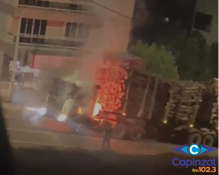 Incêndio atinge bitrem carregado com toras de madeira em Ipira