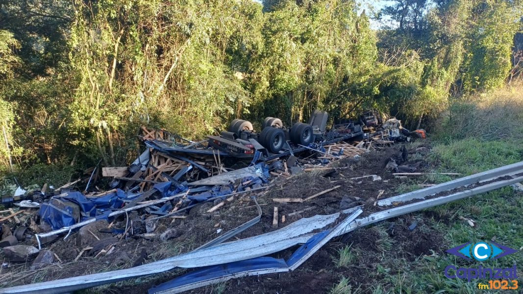 Motorista fica gravemente ferido após carreta sair da pista e capotar na BR-153 em Irani