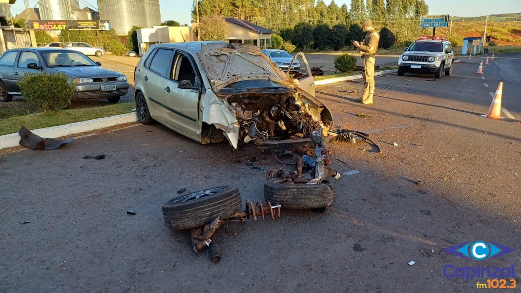 Grave acidente destrói veículo e deixa motorista ferido no acesso a Zortéa