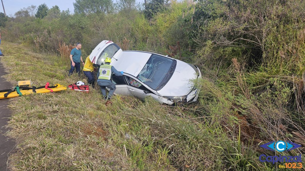 Mulher é socorrida pelos Bombeiros após saída de pista na SC-467, em Ouro