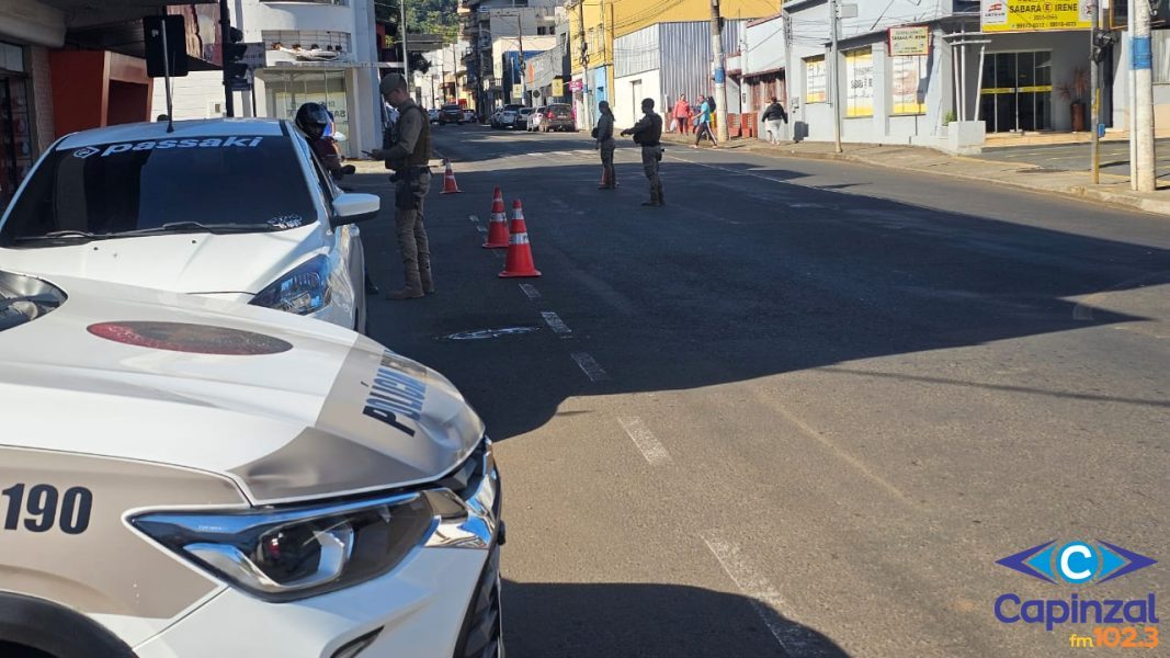 Polícia Militar realiza barreira de trânsito para reforçar segurança viária em Capinzal