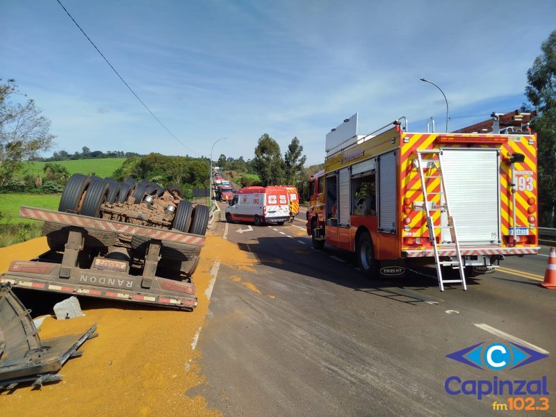 Caminhoneiro fica gravemente ferido e esposa morre soterrada em tombamento na BR-282