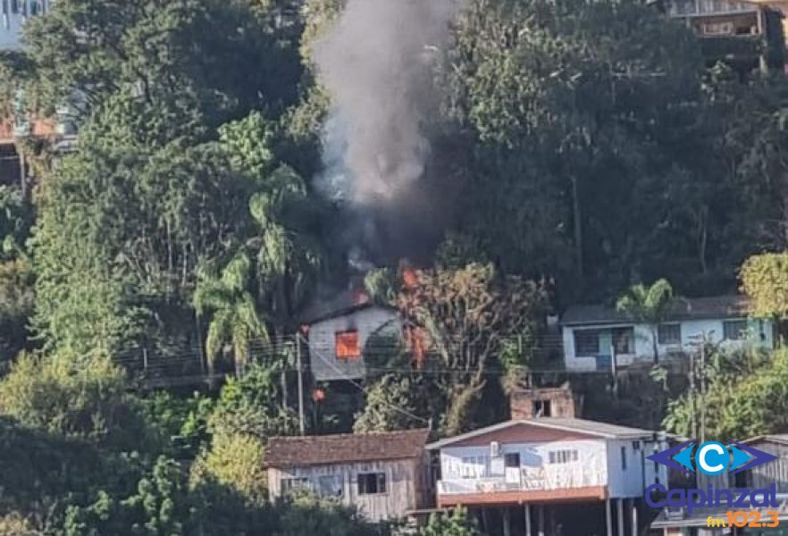 Incêndio destrói casa desabitada no Loteamento São Luiz, em Capinzal