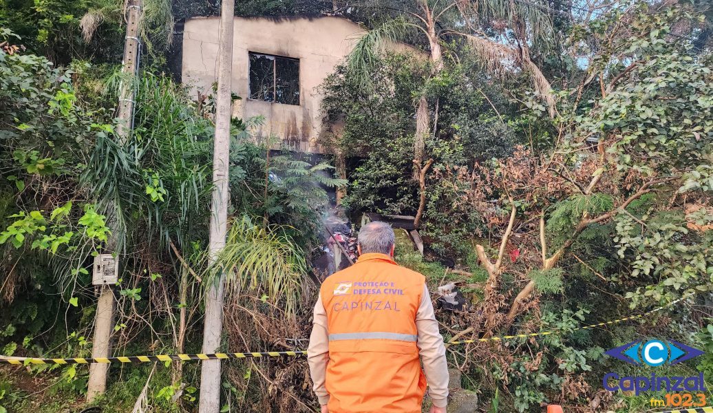 Defesa Civil e Bombeiros isolam área após incêndio que destruiu casa desabitada em Capinzal