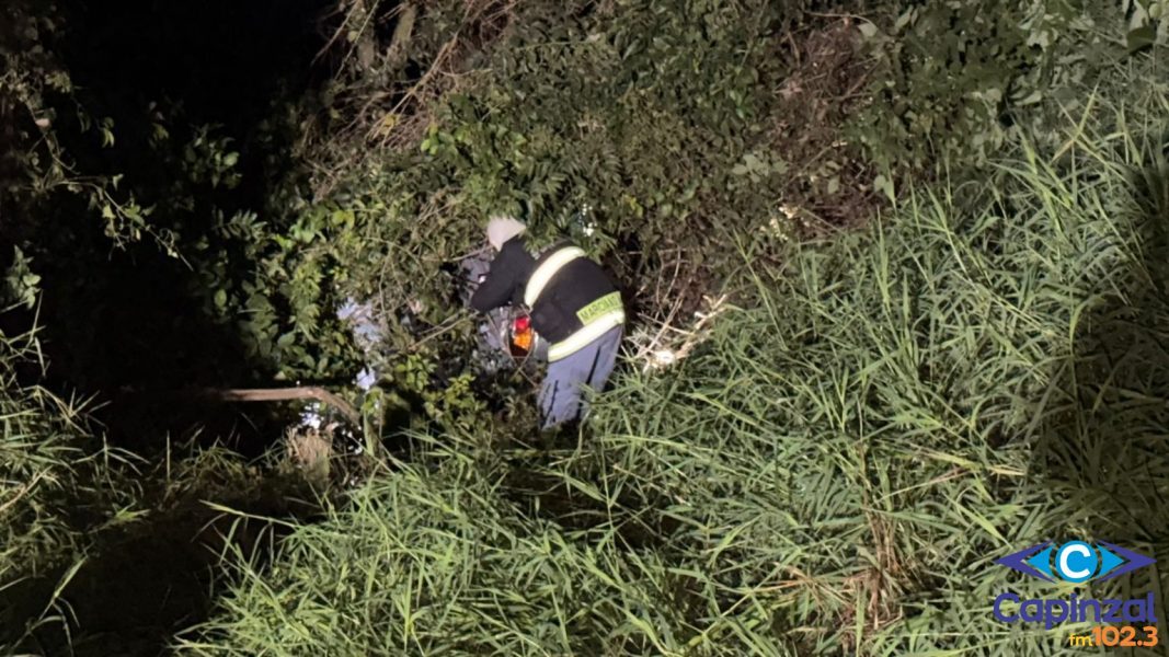 Dois feridos após carro sair da pista e descer ribanceira em Concórdia