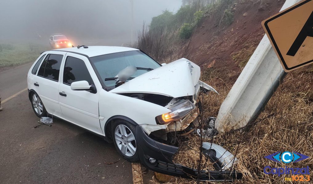 Veículo sai da pista e colide em poste no interior de Ouro
