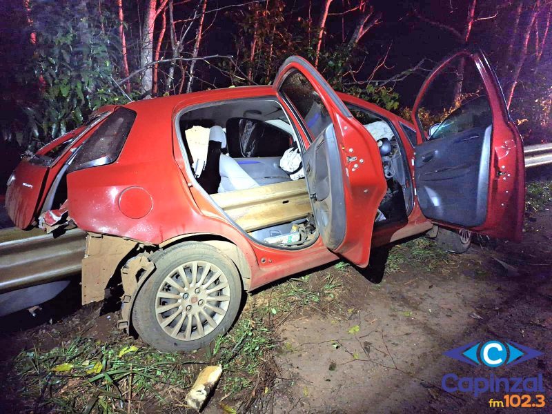 Cena impressionante: guard rail atravessa veículo, mas motorista sai sem ferimentos após grave acidente em SC