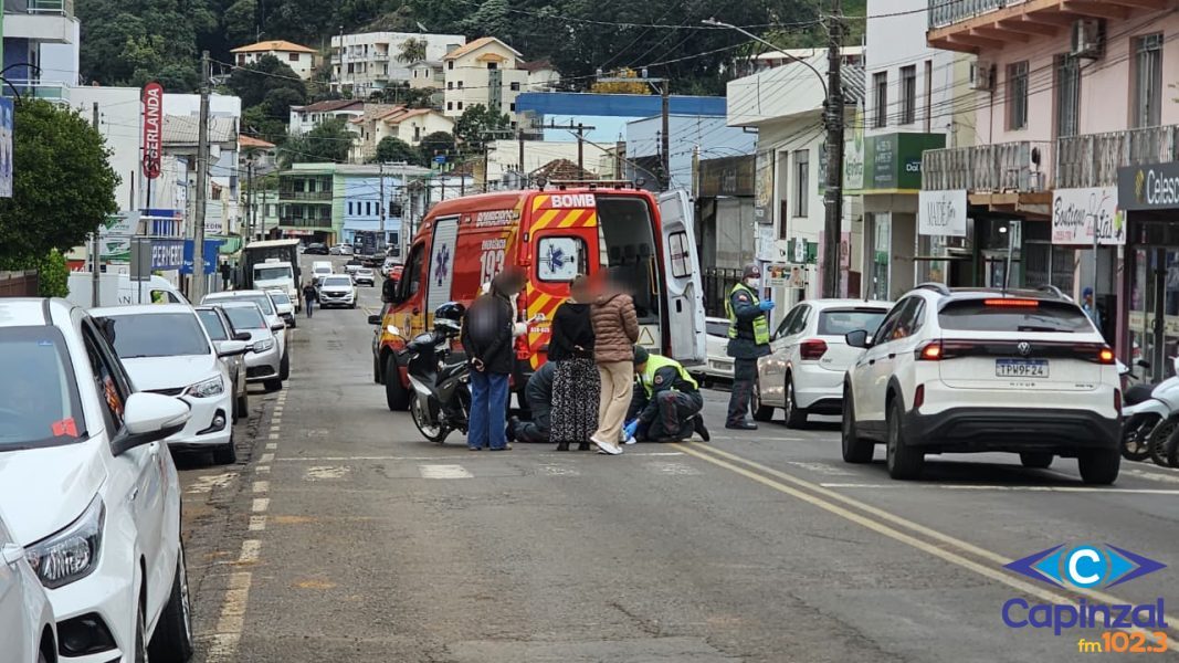 Jovem fica ferida após queda de motoneta no centro de Ouro