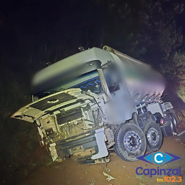 Motorista morre em colisão frontal entre carro e caminhão na BR-282, em Campos Novos