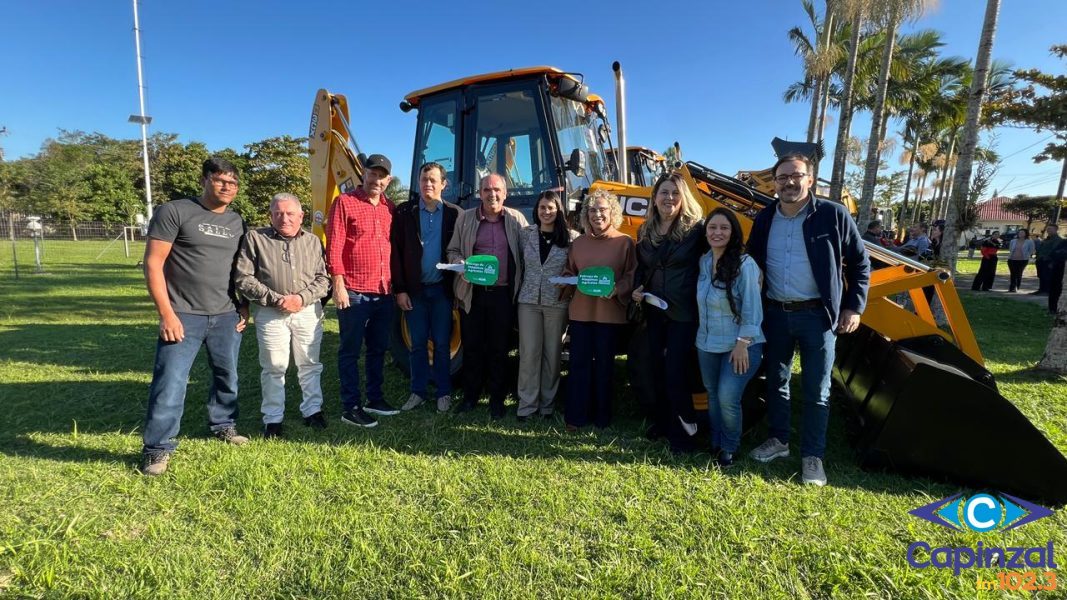 Campos Novos recebe retroescavadeira para fortalecer a produção agrícola