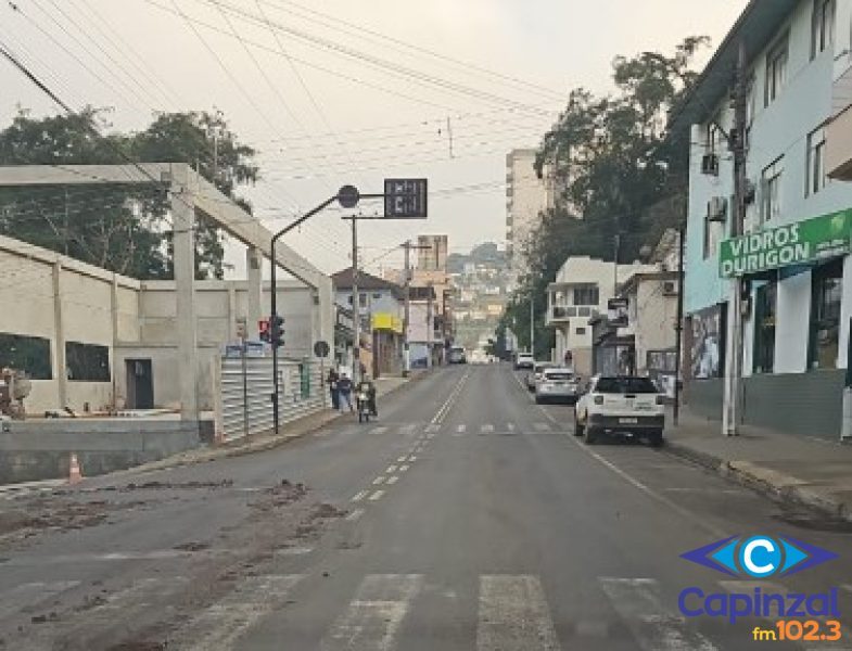 Trânsito opera em meia pista no centro de Capinzal durante limpeza da Rua Presidente Nereu Ramos