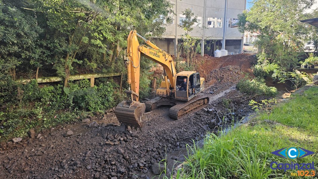 Capinzal realiza nova etapa de limpeza do Rio Capinzal para melhorar escoamento da água