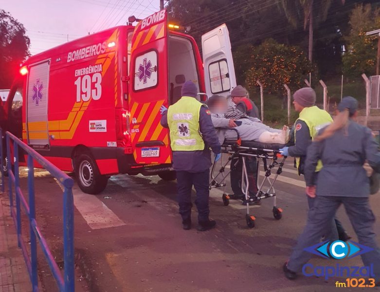Mulher fica ferida após ser atropelada em frente à Escola São Cristóvão, em Capinzal
