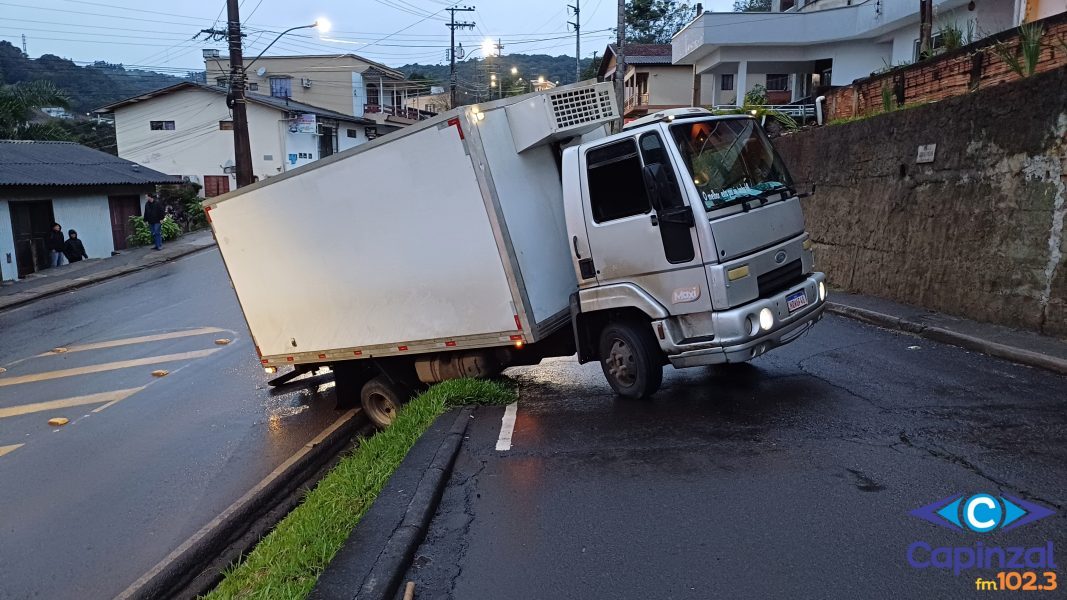 Caminhão fica atravessado após manobra e bloqueia via em Capinzal; veículo teria apresentado problema de freio