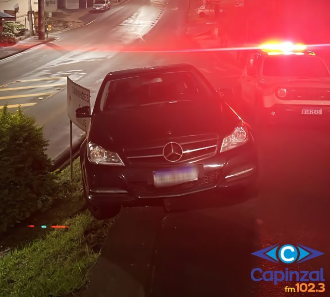 Veículo sai da pista e por pouco não cai em barranco em Capinzal