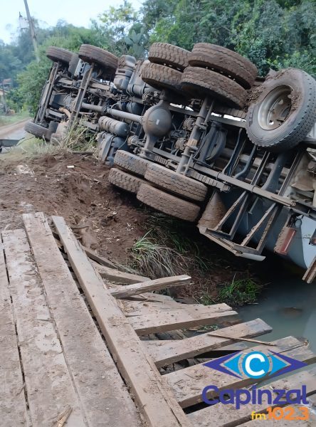 Caminhão carregado de ração sai da pista e tomba no interior de Campos Novos