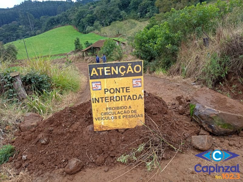 Ponte da comunidade de Linha  Pocinhos é interditada após acidente  com caminhão em Campos Novos
