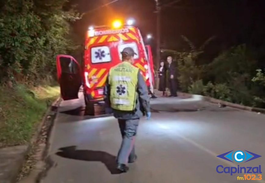 Motocicleta atinge dois pedestres e deixa um ferido em Capinzal