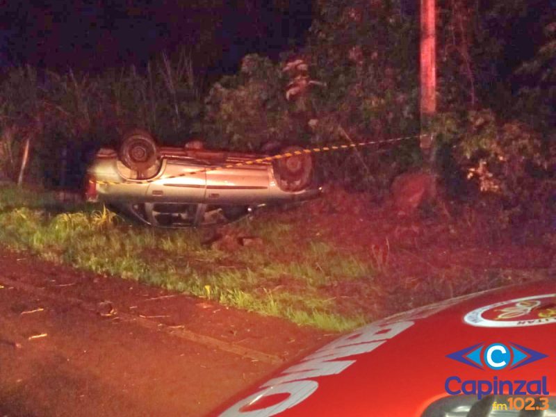Motorista abandona veículo após saída de pista seguida de capotamento em Piratuba