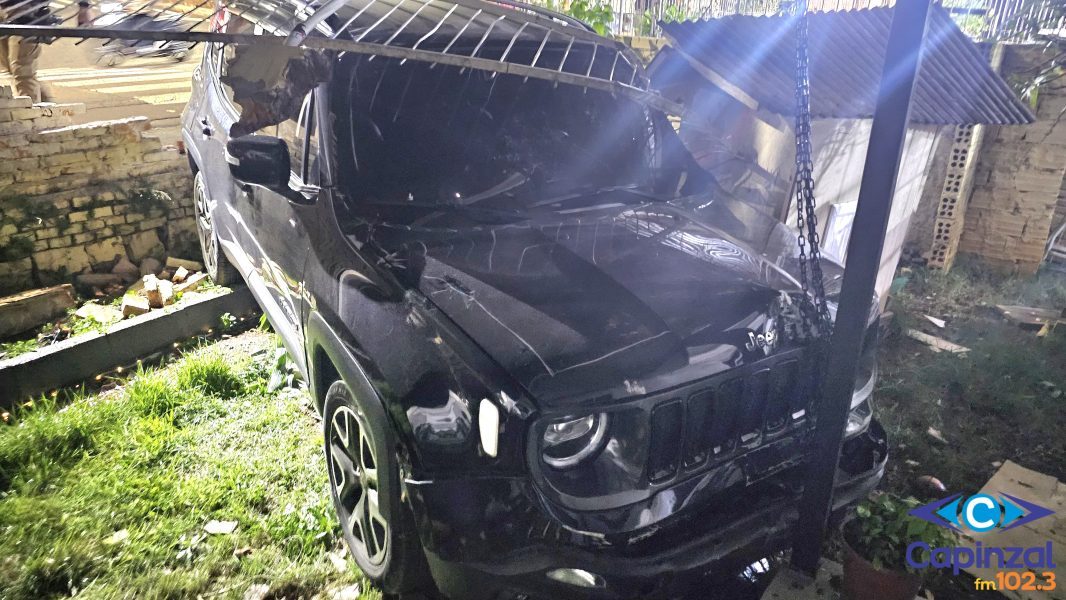 Veículo colide contra muro e grade de residência em Capinzal