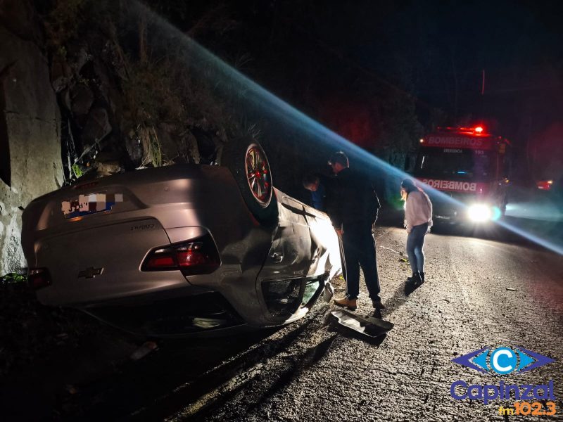 Saída de pista seguida de capotamento mobiliza bombeiros em Peritiba; motorista embriagado agride bombeiro durante atendimento
