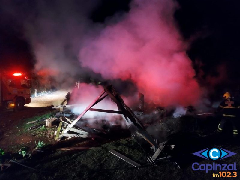 Incêndio destrói galpão no interior de Abdon Batista