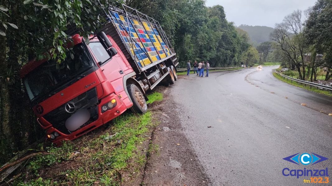 Caminhão sai da pista e por pouco não despenca em ribanceira na SC-150, em Lacerdópolis