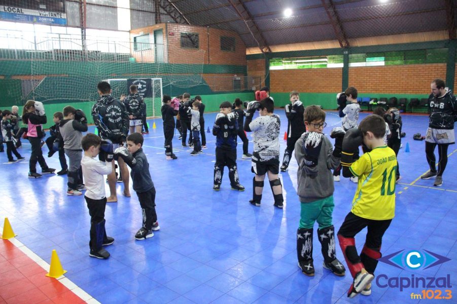 Alunos das escolinhas municipais de Muay Thai de Zortéa participam de cerimônia de graduação