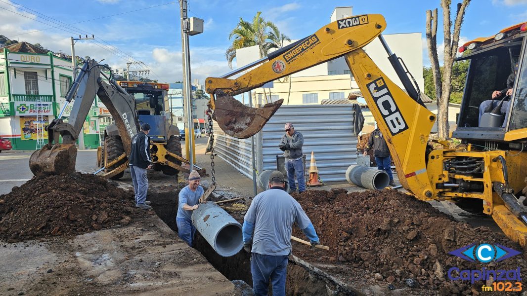 Obras na Praça Pio XII avançam com foco em infraestrutura subterrânea e drenagem
