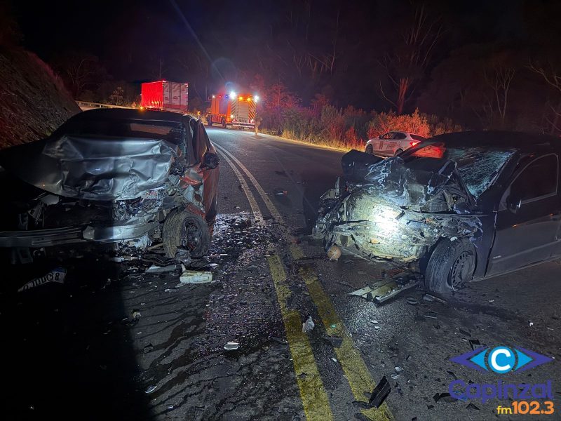 Colisão entre dois carros deixa quatro feridos na BR-282, em Vargem Bonita