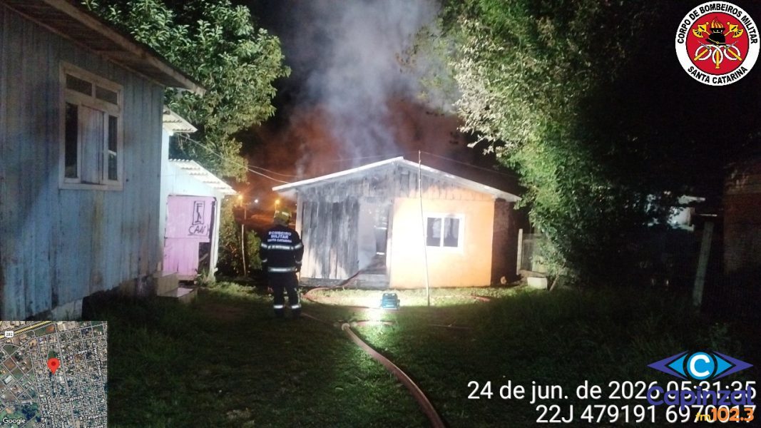 Incêndio destrói residência em Campos Novos; moradora não foi localizada